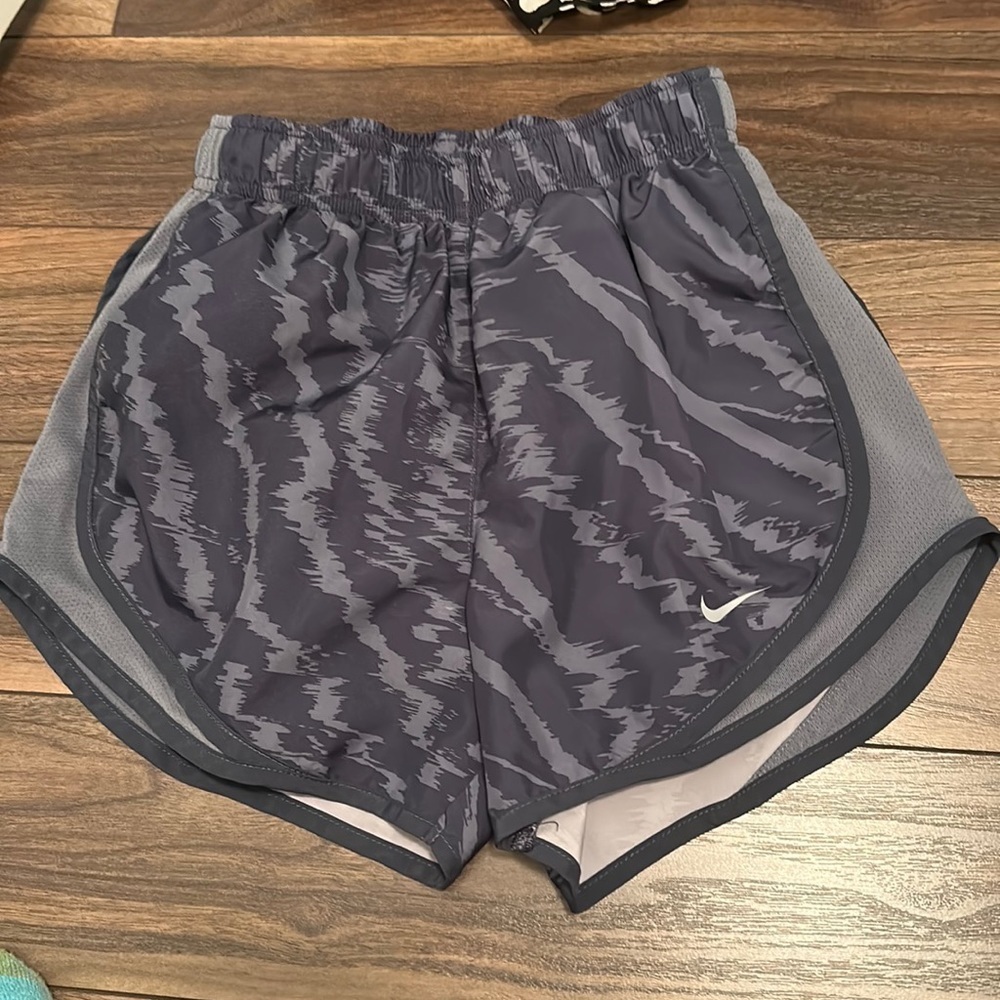 Women’s Nike size XS athletic gym shorts in a black gray pattern​